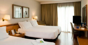 Hab-triple-Hotel-Ciudad-Castelldefels-700×400 Hab-triple-Hotel-Ciudad-Castelldefels-700x400
